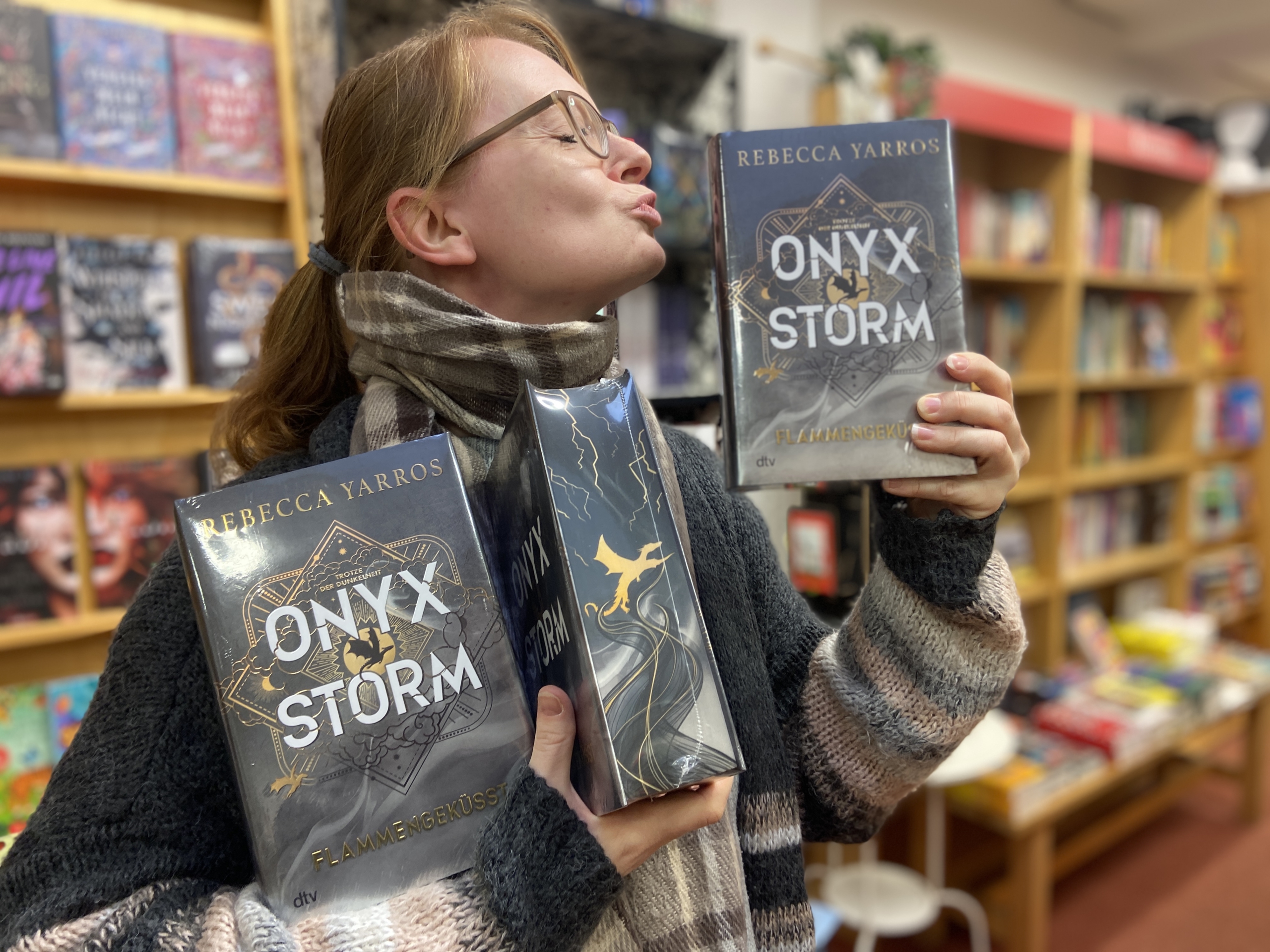 Buchtipp: „Flammengeküsst 3. Teil – Onyx Storm“ von Rebecca Yarros