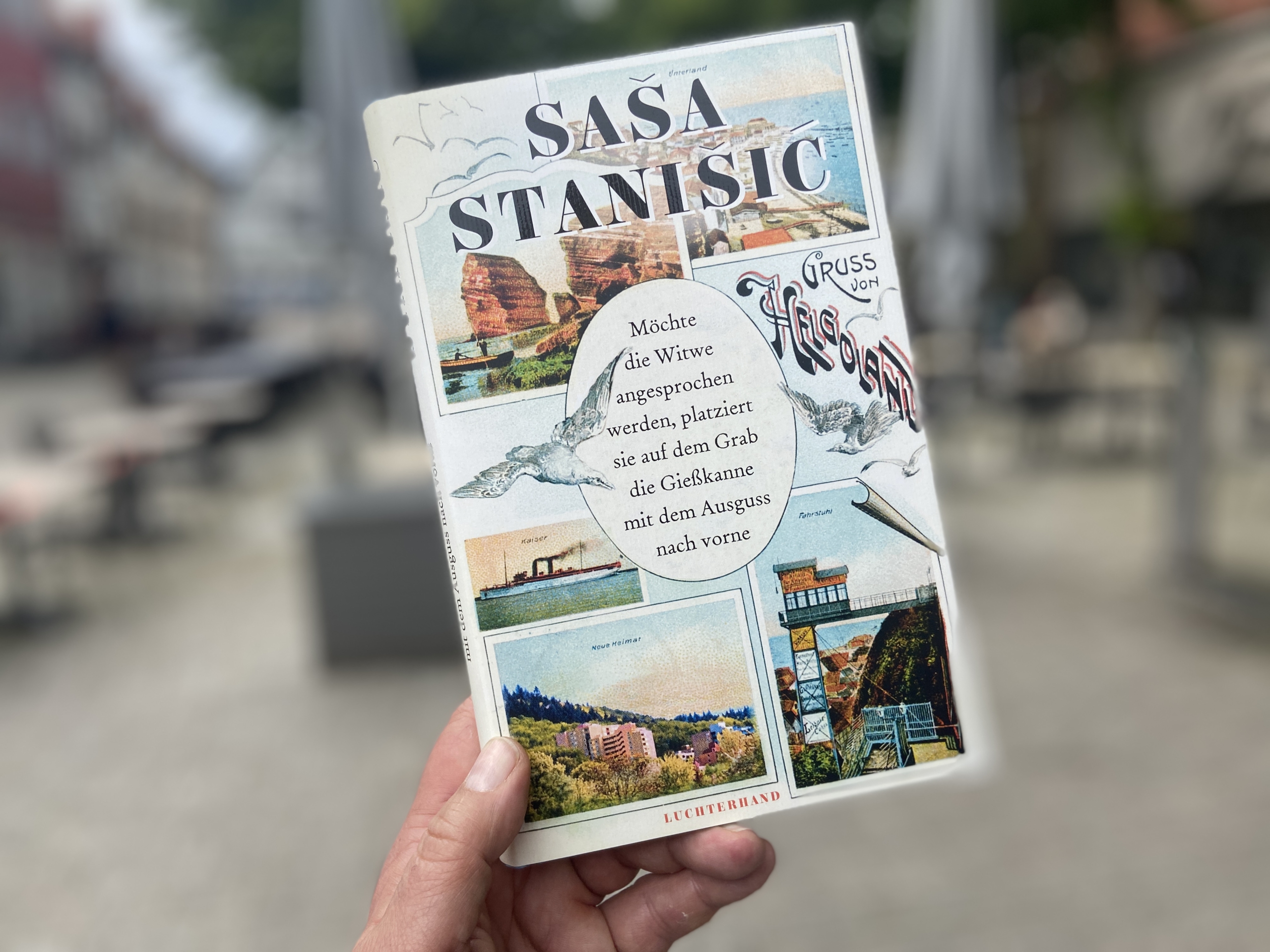 Buchtipp: „Möchte die Witwe angesprochen werden, platziert sie auf dem Grab die Gießkanne mit dem Ausguss nach vorne“ von Saša Stanišić