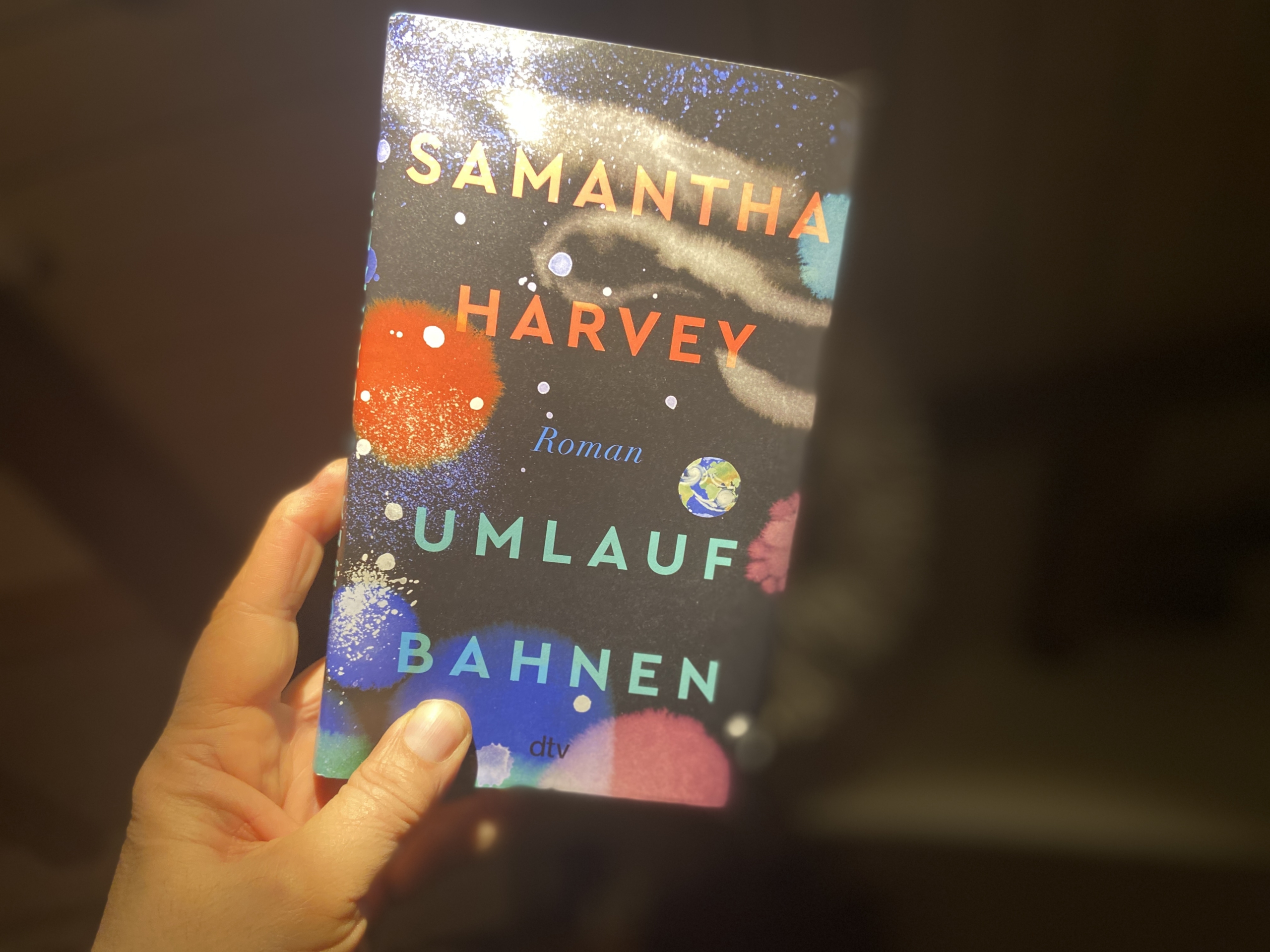Buchtipp: „Umlaufbahnen“ von Samantha Harvey